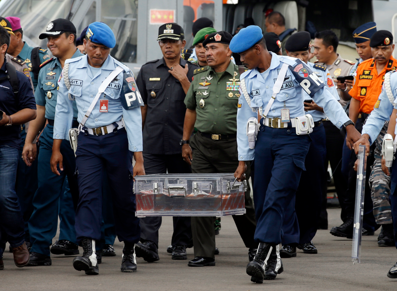 Illustration for article titled Recuperan una de las cajas negras del vuelo siniestrado de AirAsia